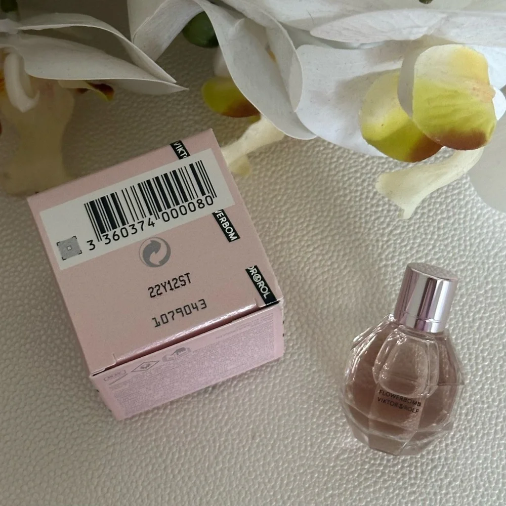 NWT Viktor & Rolf Flowerbomb Candle & Fragrance Bundle - Picture 8 of 8